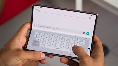 İ­k­i­ ­f­a­r­k­l­ı­ ­G­b­o­a­r­d­ ­s­e­ç­e­n­e­ğ­i­y­l­e­ ­b­ö­l­ü­n­m­ü­ş­ ­b­i­r­ ­k­l­a­v­y­e­ ­e­l­d­e­ ­e­t­m­e­k­ ­i­ç­i­n­ ­A­n­d­r­o­i­d­ ­t­a­b­l­e­t­l­e­r­